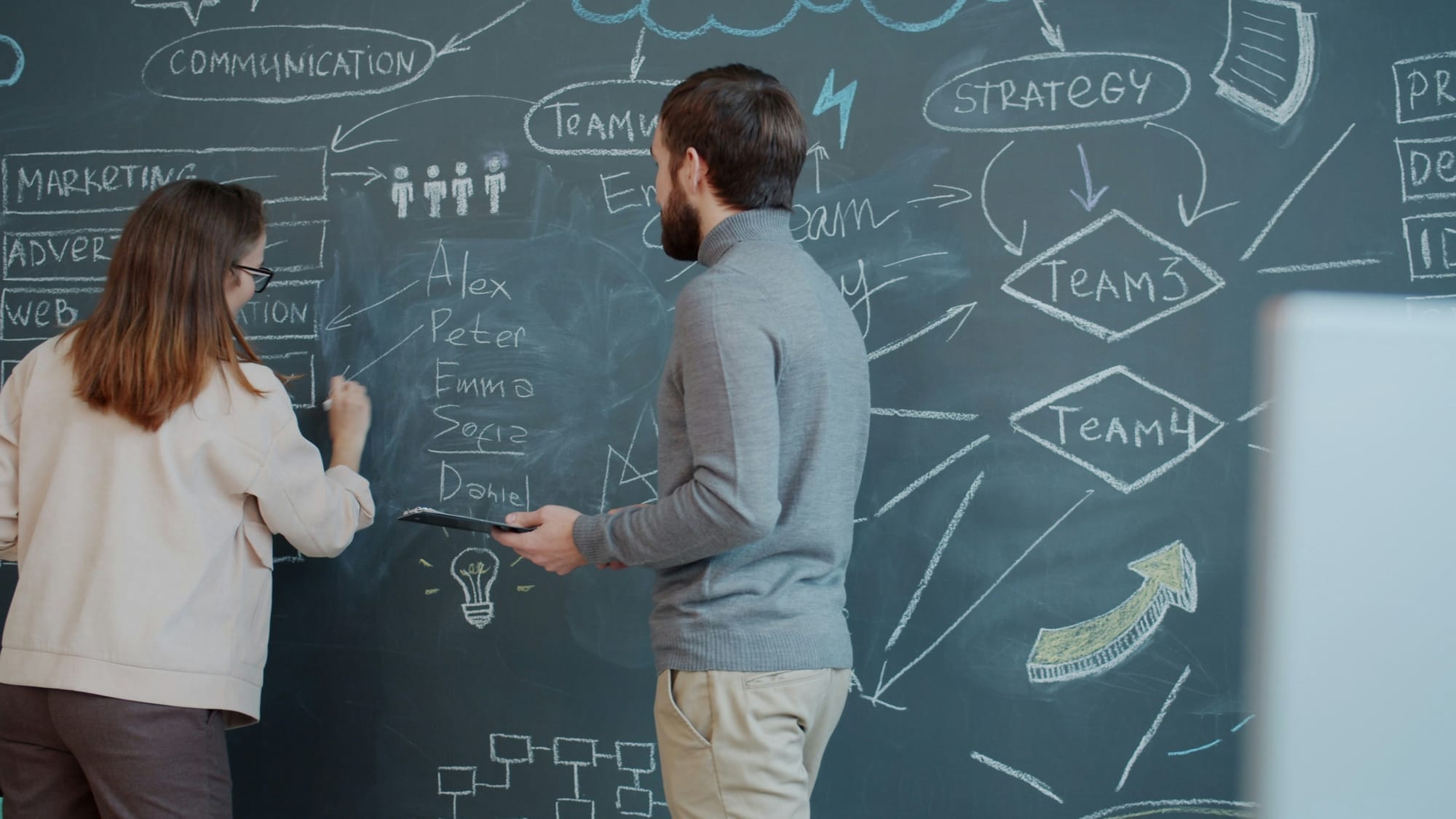  Personas planificando en un pizarrón con diagramas, ilustrando cómo preparar la empresa para la Ley 21.719.