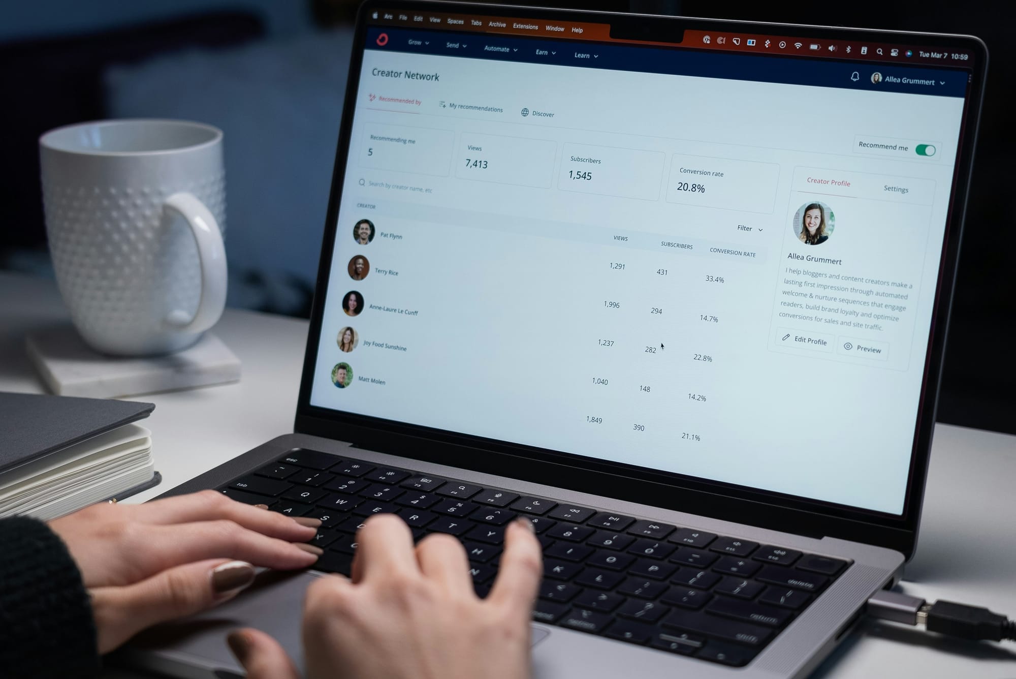 Portátil mostrando un panel de datos y listas de personas, en referencia al plazo de guardado del RUT de un cliente.