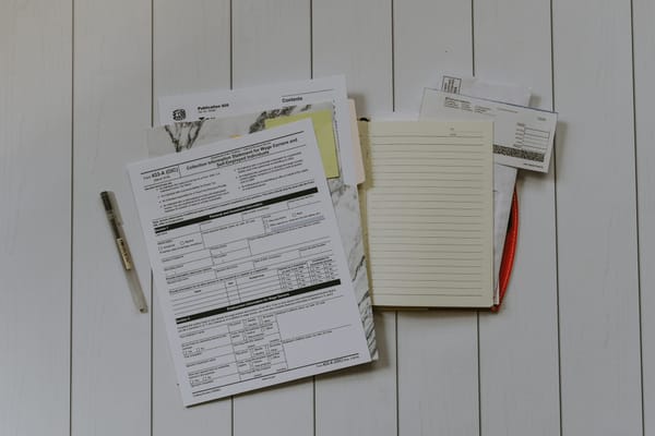 Formularios y documentos en una mesa, aludiendo al Registro de Acceso y Tratamiento (RAT) que la Ley 21.719 exige.